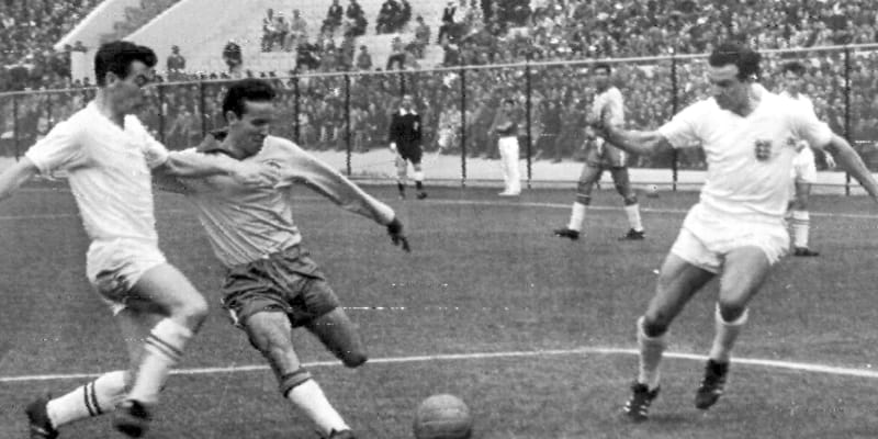 Ve věku 92 let zemřela brazilská fotbalová legenda Mário Zagallo (druhý zleva).