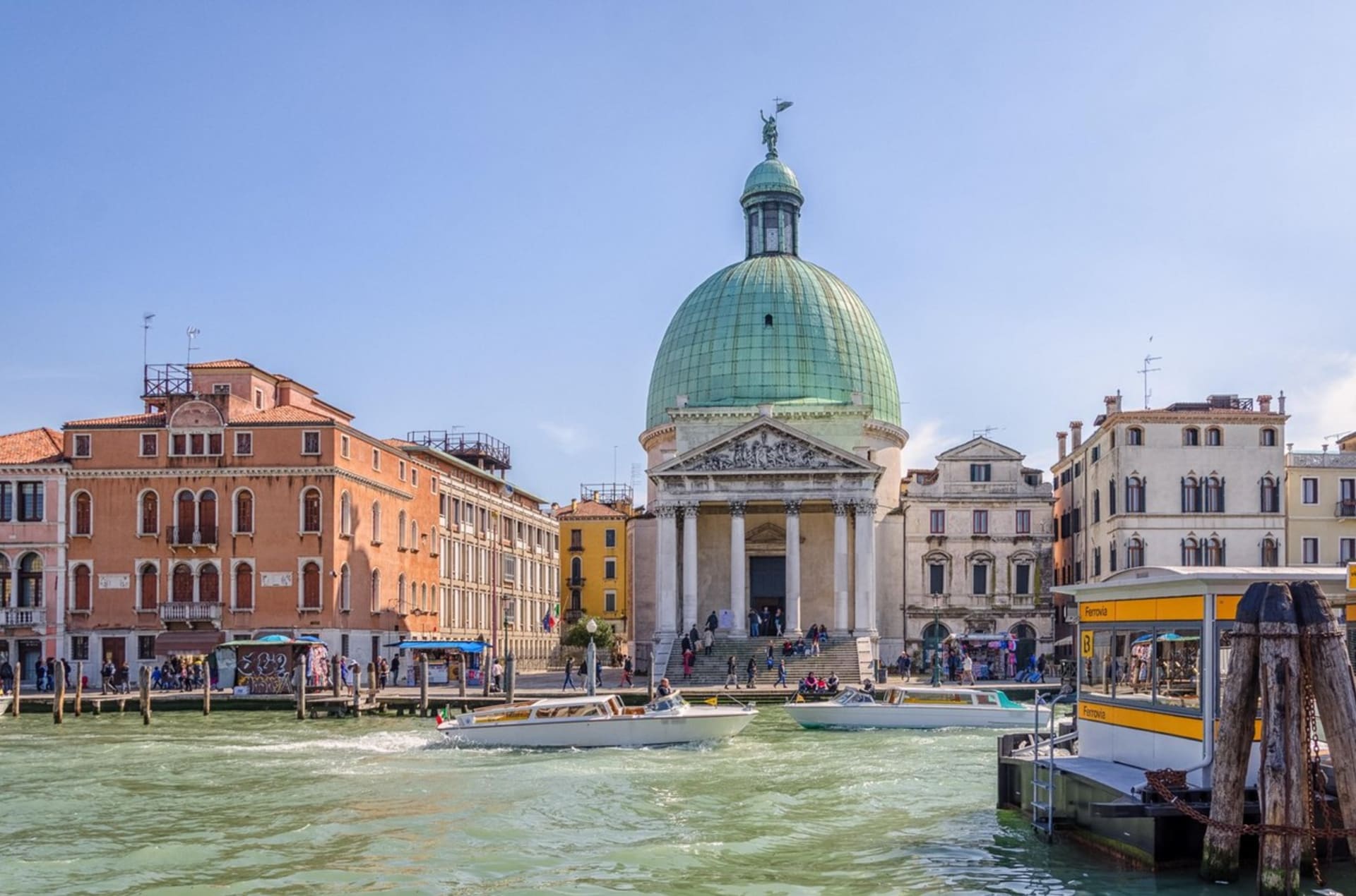Benátky přitahují tisíce turistů.