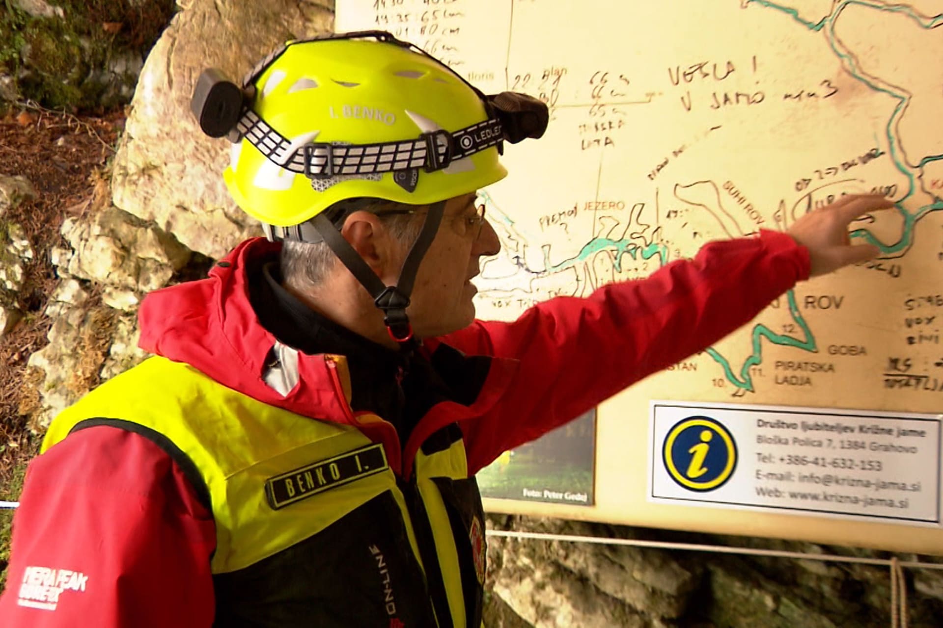 Na záchranné akci se ve slovinské jeskyni Križna podílí desítky záchranářů.