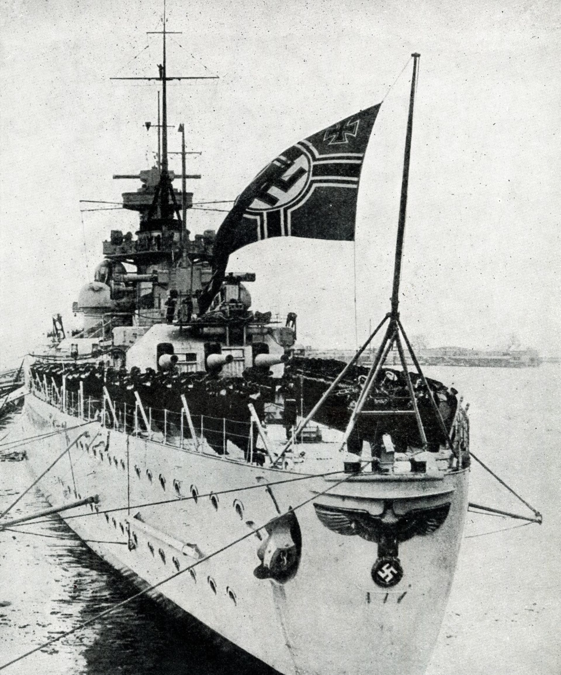 Z posádky Scharnhorstu se zachránilo jen 36 mužů