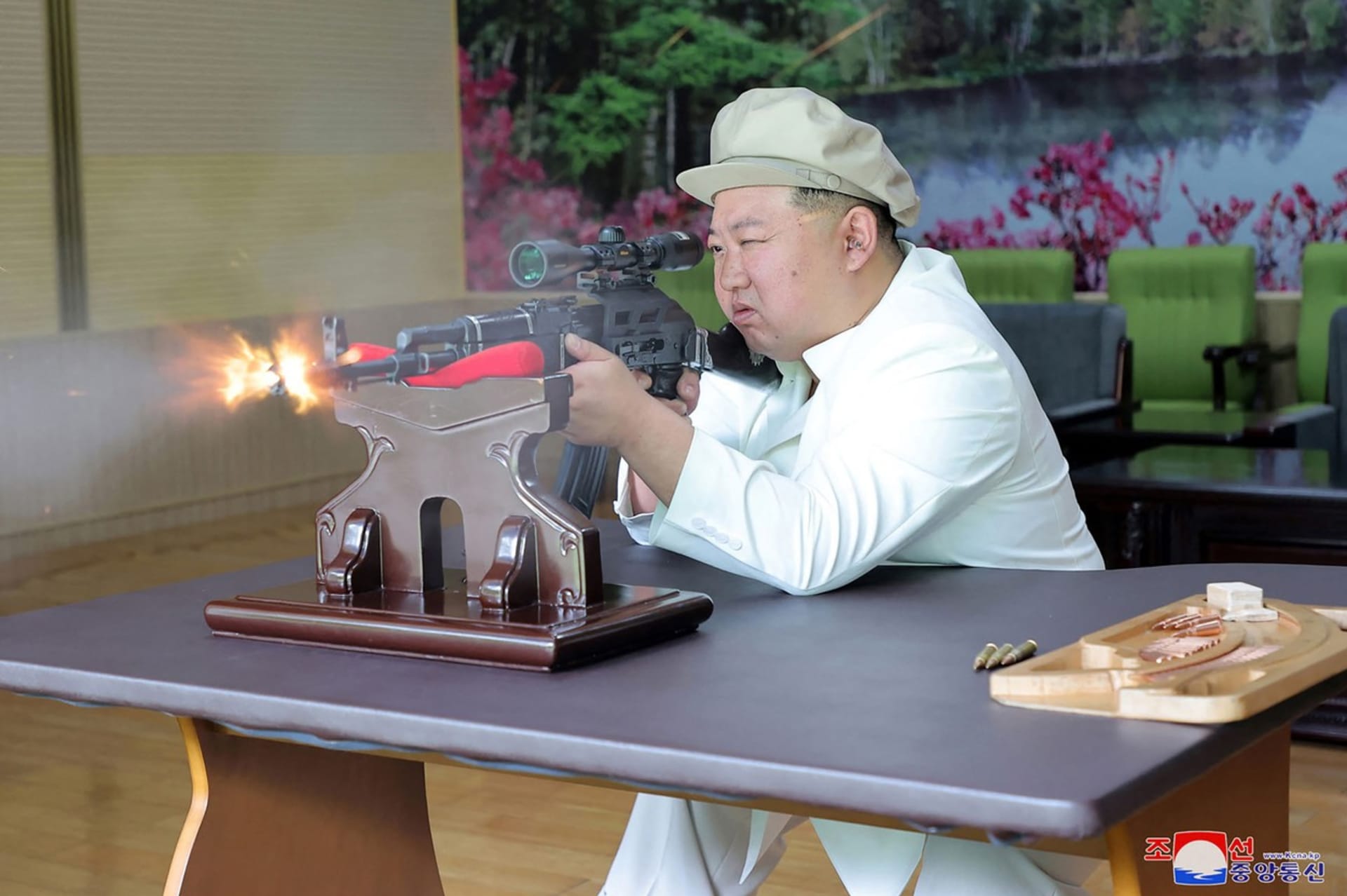 V srpnu 2023 si Kim Čong-un při návštěvě továrny na zbraně i zastřílel.