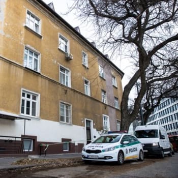 Lidé z domu v Bratislavě, kde došlo k vraždě 48leté ženy, často zmiňují, že měla ve velkém užívat alkohol.