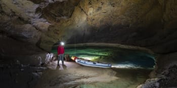 Drama ve Slovinsku: Turisty uvěznila v jeskyni velká voda. Na svobodu se dostanou za pár dnů