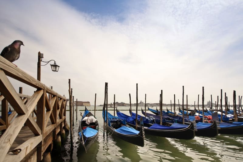 Benátky přitahují tisíce turistů.