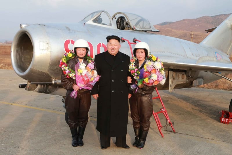 Kim Čong-un s pilotkami severokorejského letectva. Funkční MiG-15 v původní výbavě by mohl být ozdobou kteréhokoliv leteckého muzea.