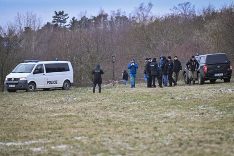 Policisté pokračovali v oblasti kolem stolové hory Vidoule v Praze 5 v pátrání po pohřešované osobě, 7. ledna 2024. Kolem 15. hodiny oznámili nález kosterních pozůstatků.