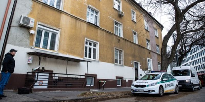 Lidé z domu v Bratislavě, kde došlo k vraždě 48leté ženy, často zmiňují, že měla ve velkém užívat alkohol.