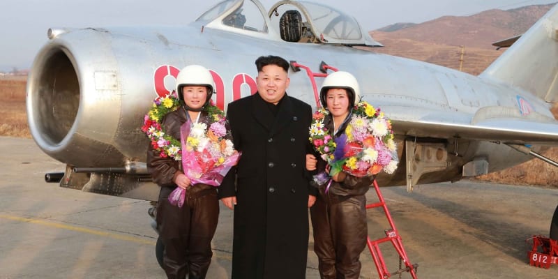 Kim Čong-un s pilotkami severokorejského letectva. Funkční MiG-15 v původní výbavě by mohl být ozdobou kteréhokoliv leteckého muzea