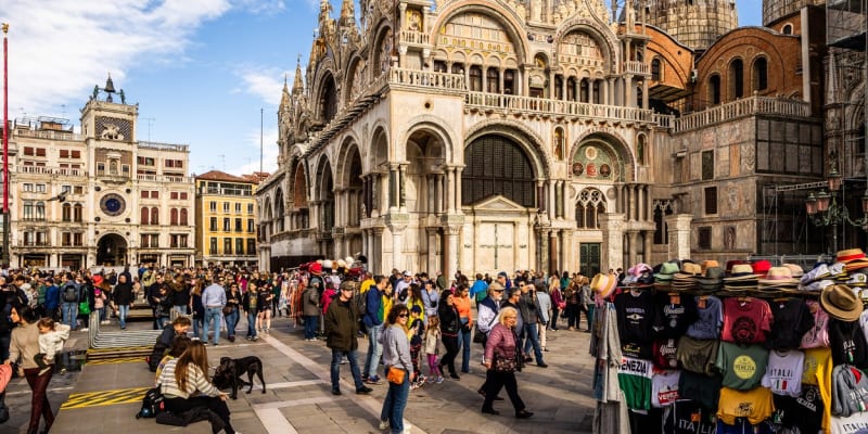 Benátky lákají tisíce turistů.