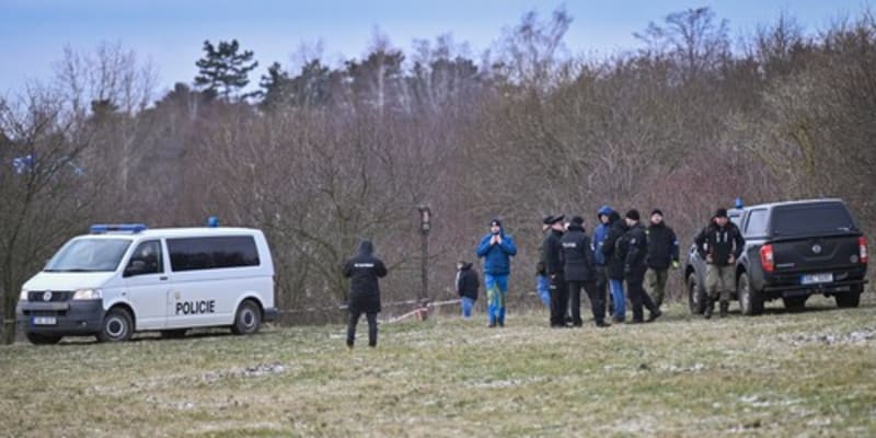 Policisté pokračovali v oblasti kolem stolové hory Vidoule v Praze 5 v pátrání po pohřešované osobě, 7. ledna 2024. Kolem 15. hodiny oznámili nález kosterních pozůstatků.