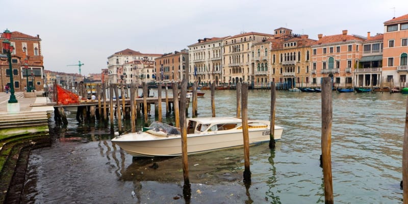 Benátky lákají tisíce turistů.