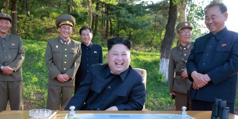Kim Čong-un má dobrou náladu. Právě otestoval raketu středního doletu. (2017)