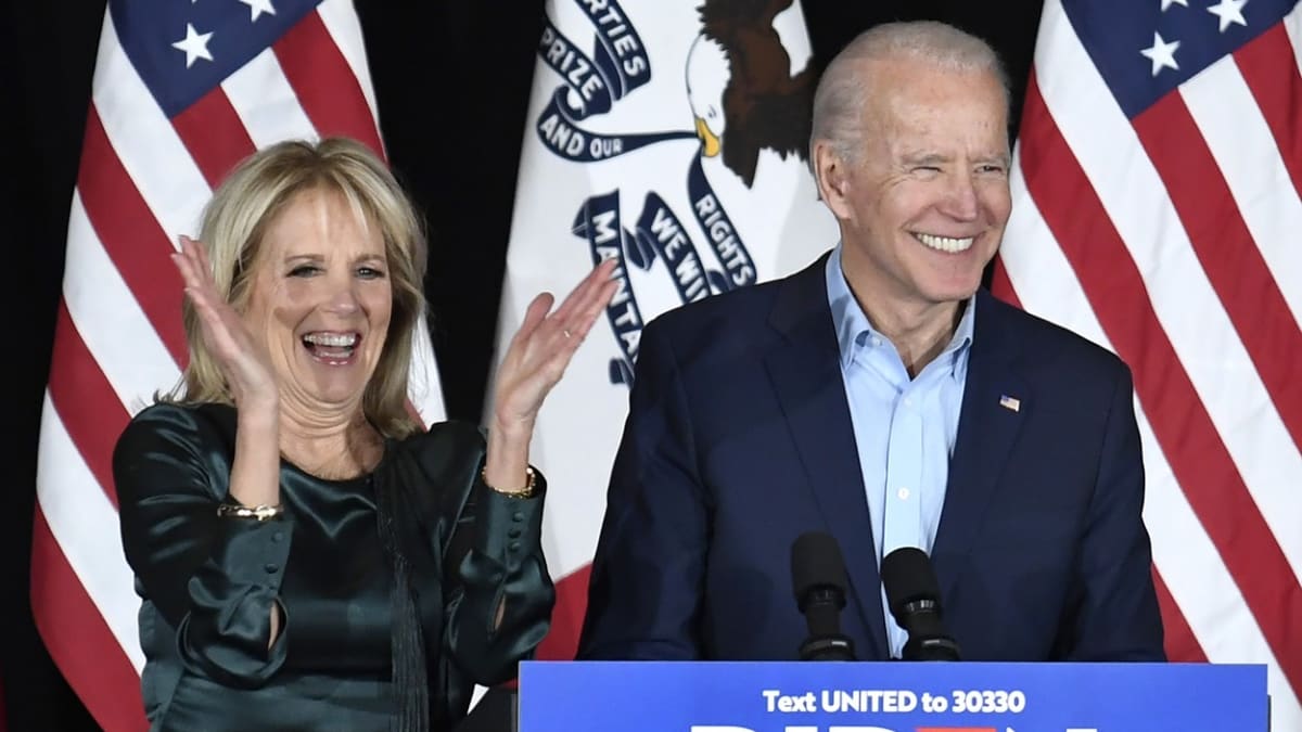 Joe Biden se svou manželkou Jill během volební noci v roce 2020