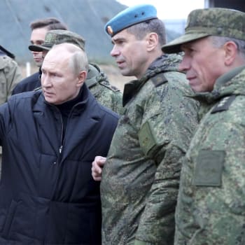 Ruský prezident Vladimir Putin a velitel ruských výsadkářů Anatolij Koncevoj během cvičení VDV v roce 2022