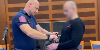 Útočník ve Vrchlabí bezdůvodně pobodal muže do krku. Vinu přiznal, hrozí mu 12 let za mřížemi