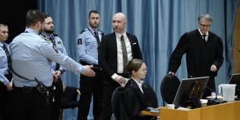 Masový vrah Breivik si stěžuje na porušování svých lidských práv. Vadí mu izolace i cenzura