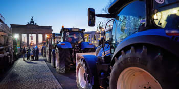 Němečtí zemědělci zablokovali přechod s Českem. Tisíce traktorů paralyzují zemi