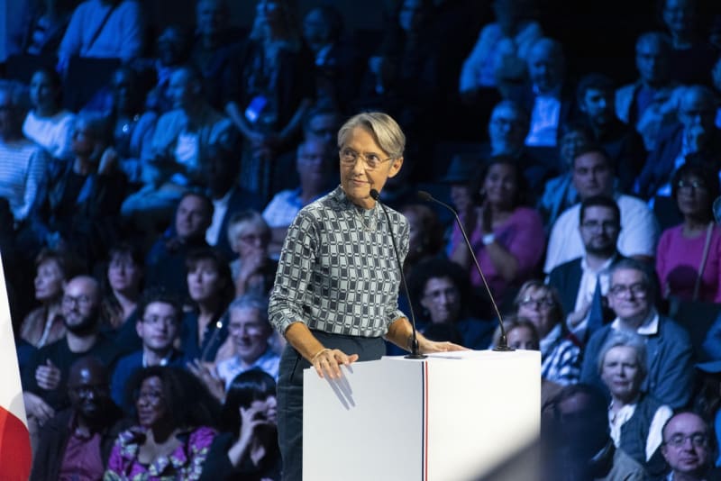 Francouzská premiérka Élisabeth Borneová rezignovala na funkci.