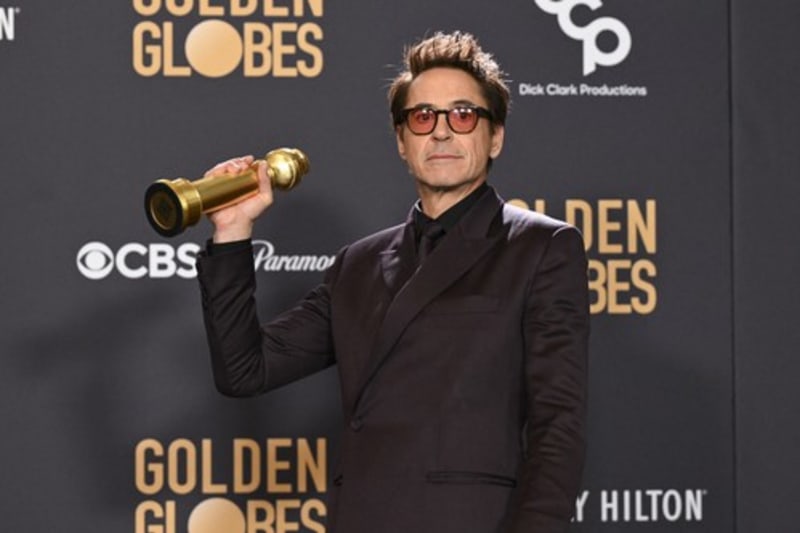 Robert Downey Jr. obdržel Zlatý glóbus za nejlepší mužský herecký výkon ve vedlejší roli ve filmu Oppenheimer (7. 1. 2024)