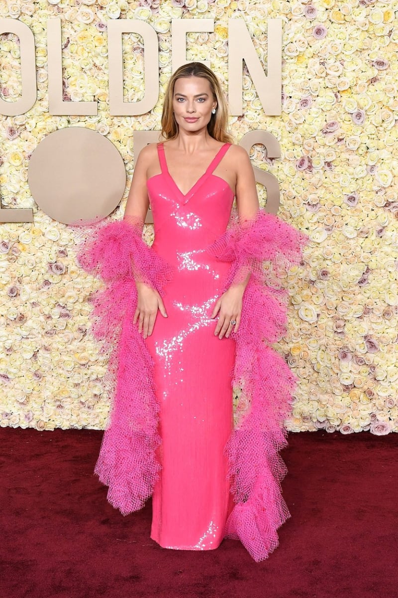 Margot Robbie zazářila v růžových šatech od značky Armani.