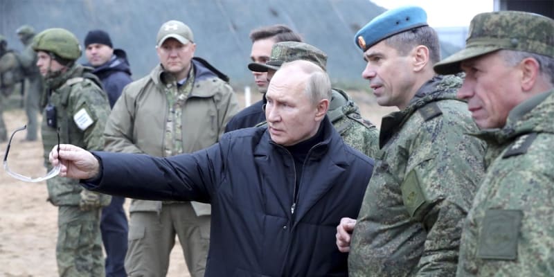 Ruský prezident Vladimir Putin a velitel ruských výsadkářů Anatolij Koncevoj během cvičení VDV v roce 2022