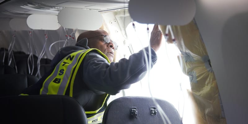 Příčiny problému letadla společnosti Alaska Airlines vyšetřují specialisté.