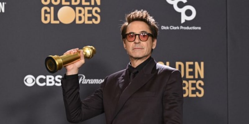 Robert Downey Jr. obdržel Zlatý glóbus za nejlepší mužský herecký výkon ve vedlejší roli ve filmu Oppenheimer (7. 1. 2024)