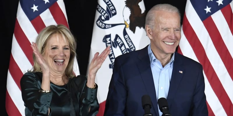 Joe Biden se svou manželkou Jill během volební noci v roce 2020