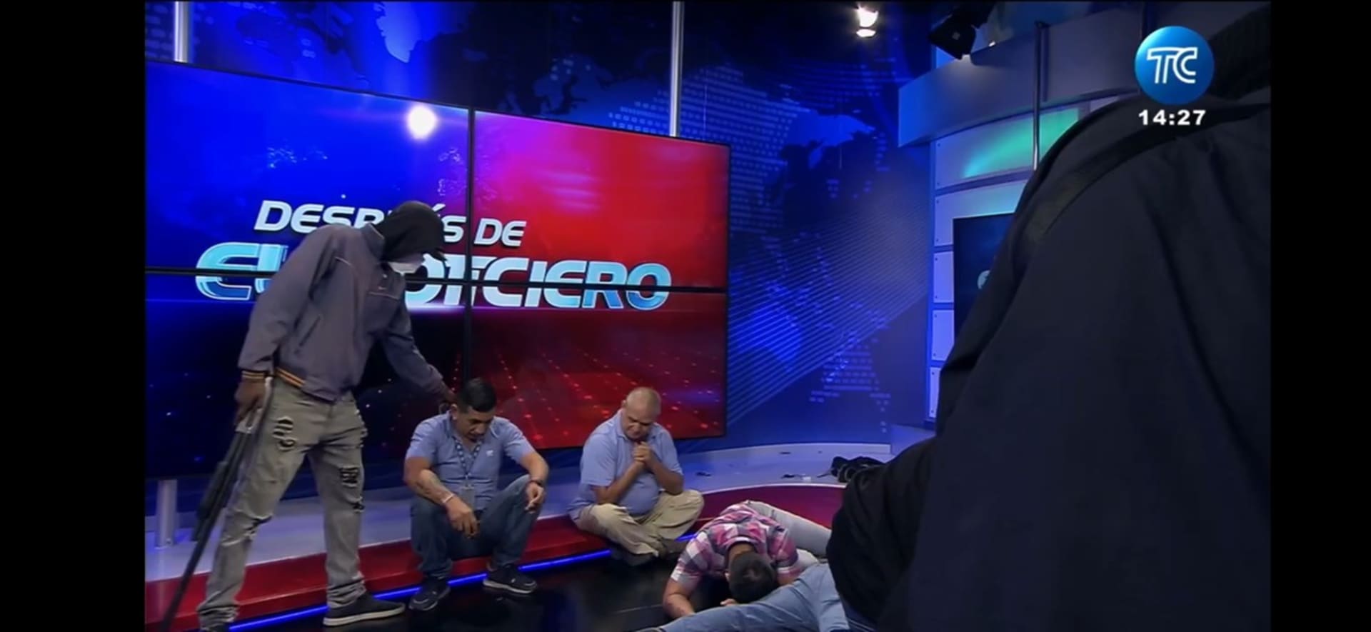 Do živého vysílání ekvádorské státní televize TC dnes večer SEČ vnikli ozbrojenci, kteří mířili zbraněmi na moderátory. 