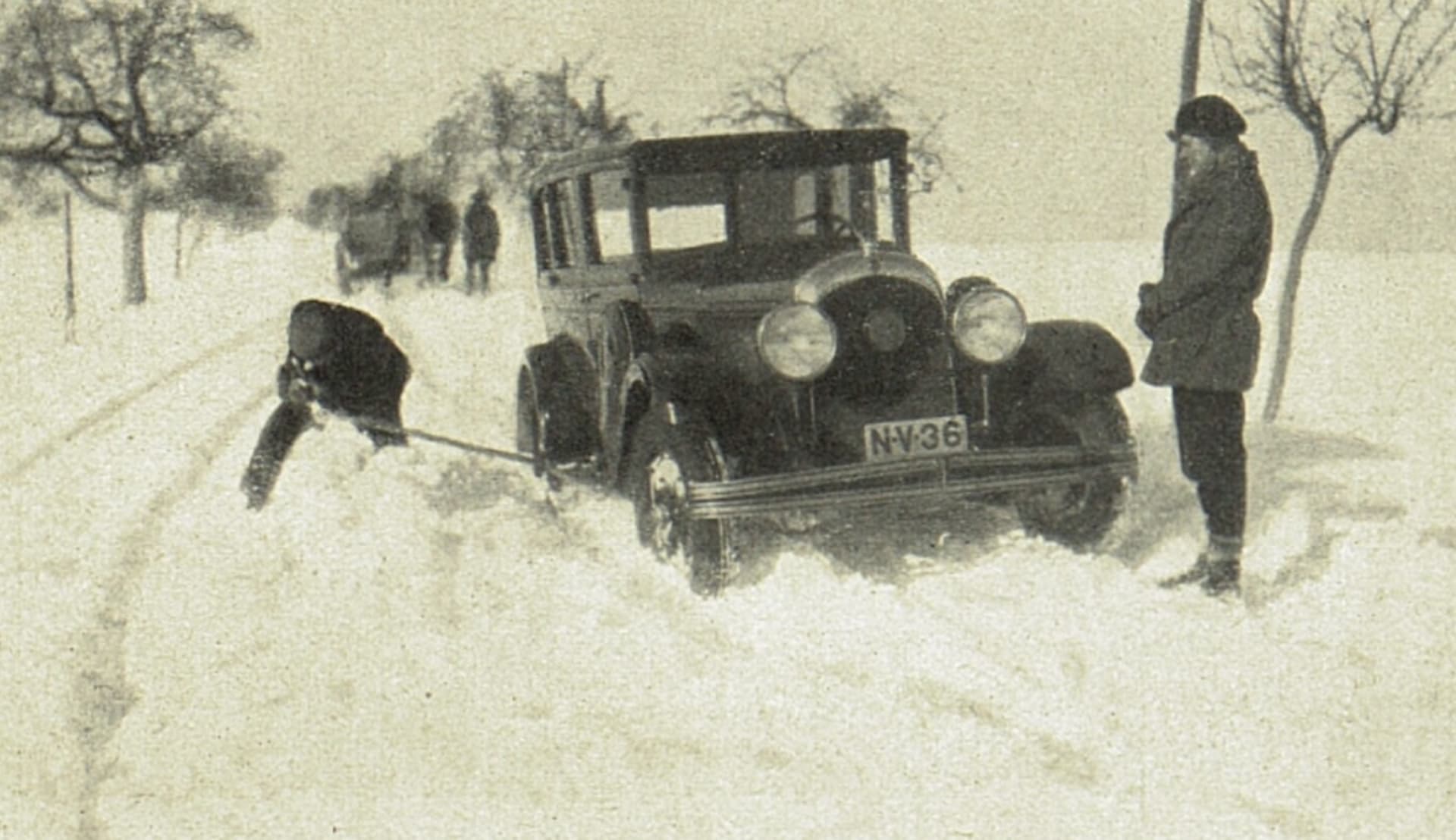 Stoletá či spíše dvousetletá zima 1929 v Praze. Automobilová doprava byla v Českosloensku téměř nemožná. Snímek z časopisu Český svět.