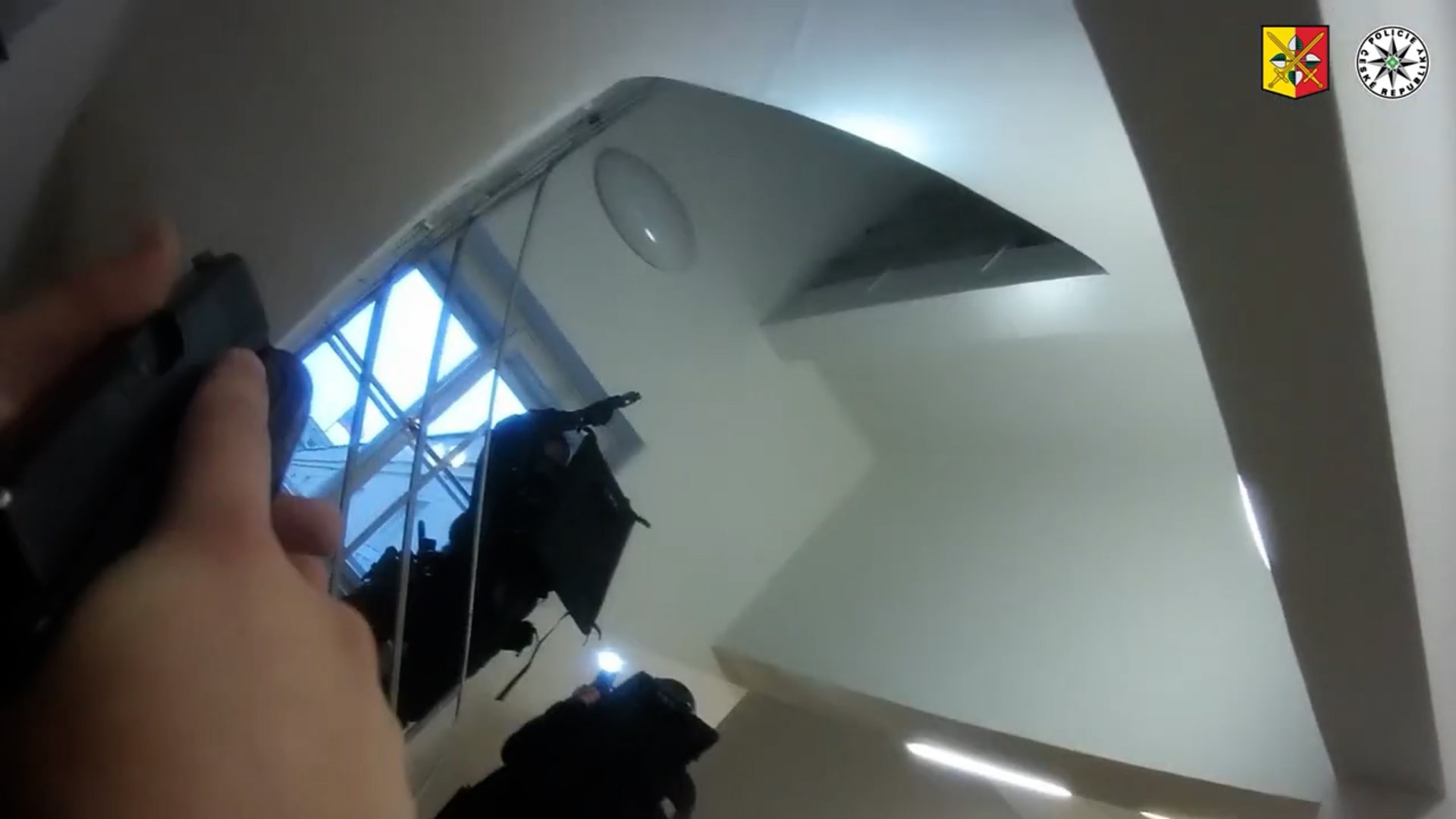 Policie zveřejnila dramatické video ze zásahu na Filozofické fakultě Univerzity Karlovy.