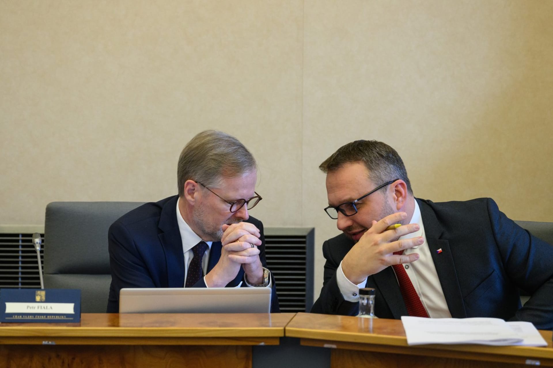 Premiér Petr Fiala (ODS) a ministr práce Marian Jurečka (KDU-ČSL) na jednání vlády