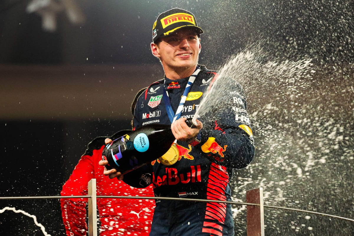 Max Verstappen loni zcela ovládl 19 závodů F1 a na stupních vítězů chyběl pouze jednou.
