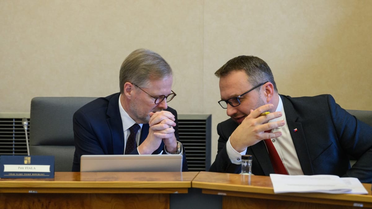 Premiér Petr Fiala (ODS) a ministr práce a sociálních věcí Marian Jurečka (KDU-ČSL) na jednání vlády 3. ledna 2024