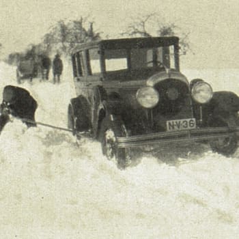 Stoletá či spíše dvousetletá zima 1929 v Praze. Automobilová doprava byla v Českosloensku téměř nemožná. Snímek z časopisu Český svět.
