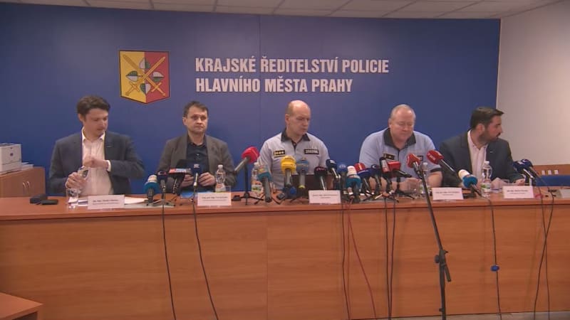 Brífink policie k vyhodnocení zásahu během střelby na Filozofické fakultě Univerzity Karlovy (9. 1. 2024).