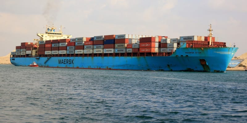 Lodě od Suezu odhání i dopravce Maersk.