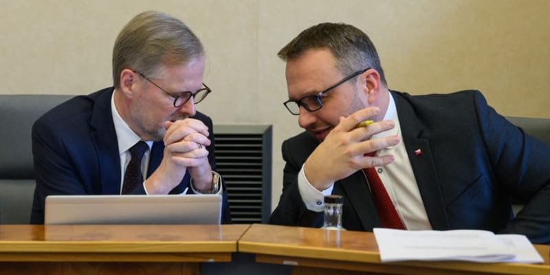 Premiér Petr Fiala (ODS) a ministr práce a sociálních věcí Marian Jurečka (KDU-ČSL) na jednání vlády 3. ledna 2024