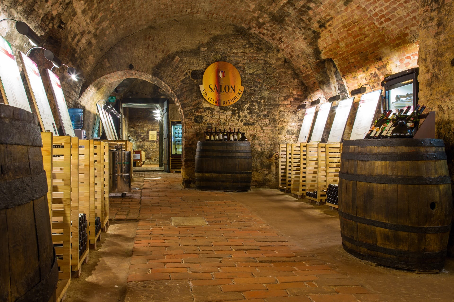 Salon vín ve valtickém podzemí má neopakovatelnou atmosféru