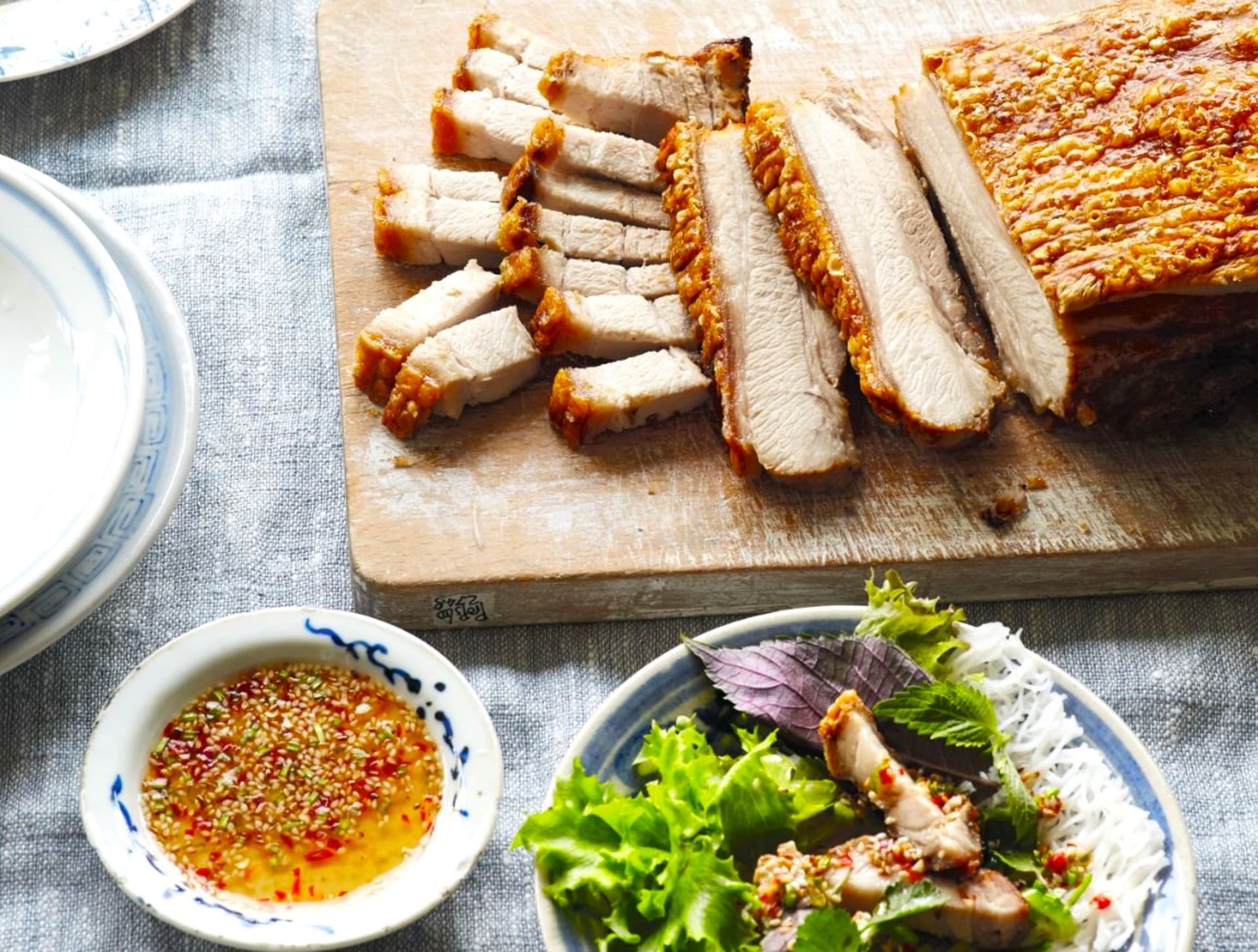 Thịt heo quay – vietnamský křupavý pečený bůček s olejem s jarními cibulkami