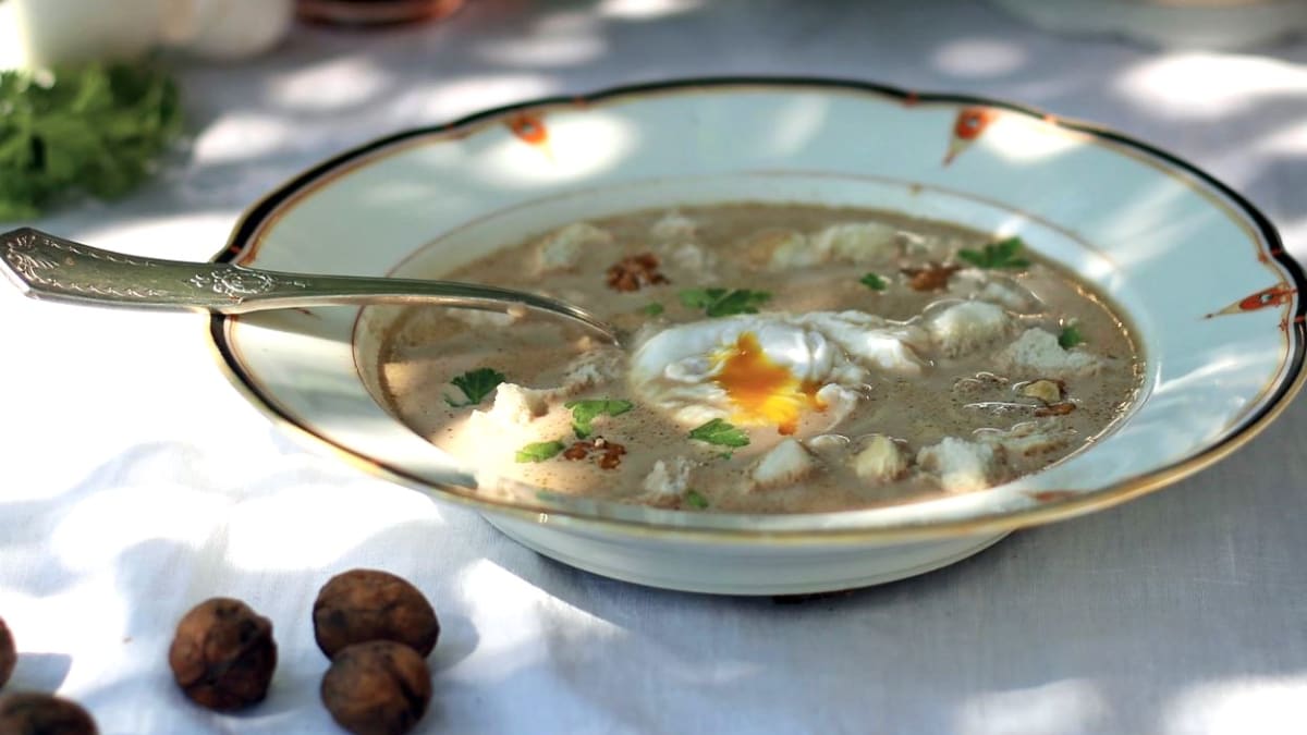 Delikátní ořechová polévka se ztraceným vejcem podle Vintage Kitchen