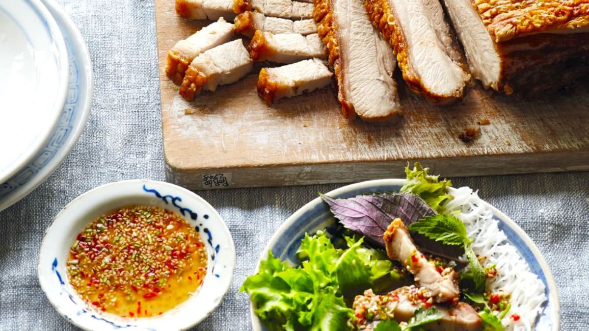Thịt heo quay – vietnamský křupavý pečený bůček s olejem s jarními cibulkami
