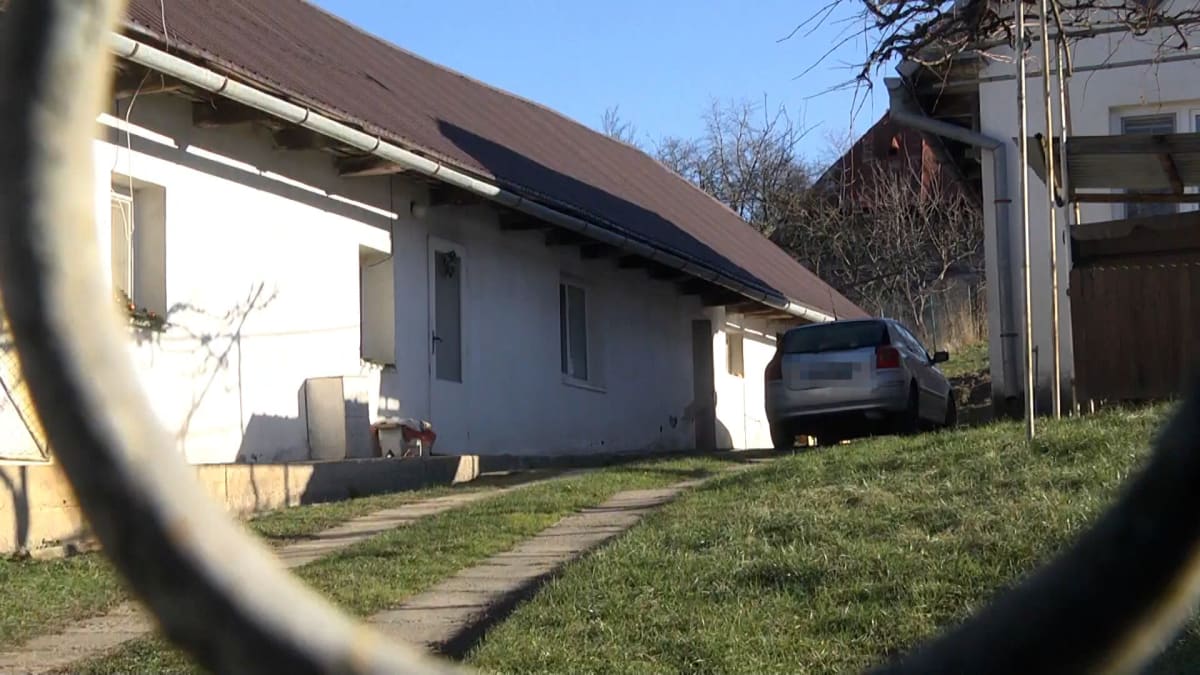 Podivnou smrt 41leté ženy vyšetřují policisté na východě Slovenska. Záchranné složky zalarmovala její rodina, protože o ní už dva dny neměla žádné zprávy. Kriminalisté v domě nalezli také ženinu dvouletou dceru, která jako zázrakem přežila, přestože byl...