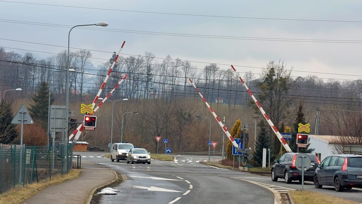 Řidičům, kteří nerespektují signalizaci na přejezdu ve Vendryni u Třince, hrozí díky unikátní kameře tvrdé tresty.