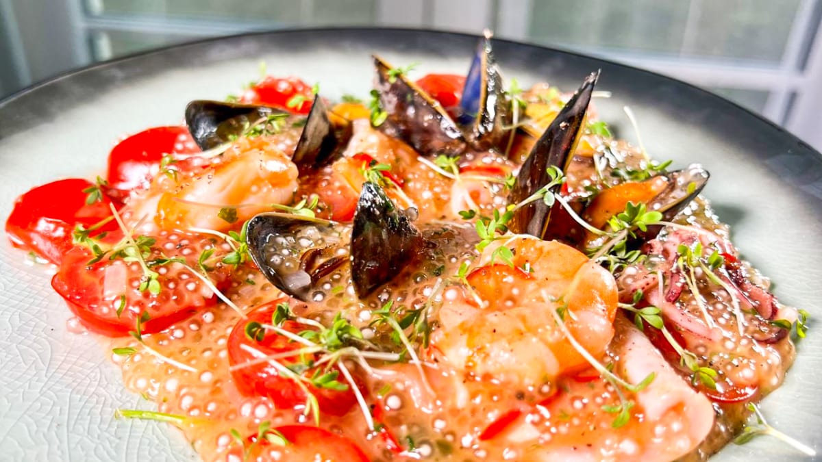 VE VARU: Risotto s tapiokových perel s mořskými plody a rajčaty