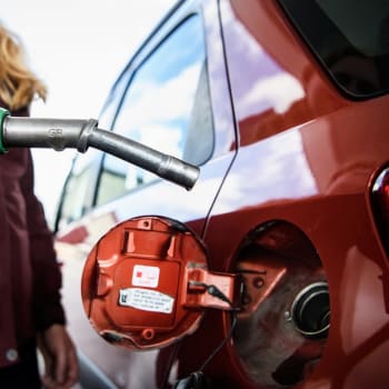 Benzin i nafta je meziročně levnější.