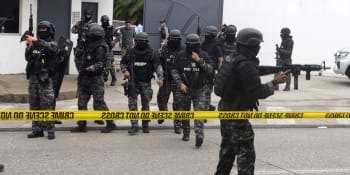 Momenty hrůzy v Ekvádoru. Video zachycuje ozbrojence ve škole, studenti barikádují dveře