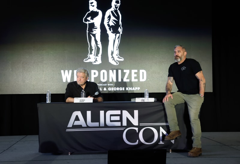Jeremy Corbell (vpravo) na konferenci AlienCon 2023