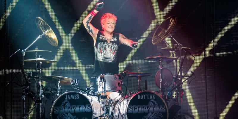 Zemřel bývalý bubeník kapely Scorpions James Kottak.