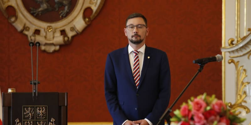 Jiří Ovčáček, mnohými vysmívaný a paradovaný mluvčí bývalého prezidenta Miloše Zemana, čelil dlouhodobě kritice za způsob výkonu své práce.